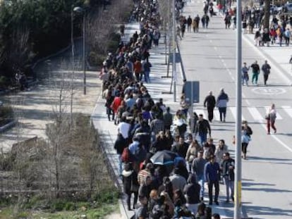 Los ecuatorianos residentes en Madrid acuden a votar en la nave Boetticher en Villaverde.