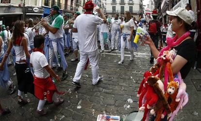 Los mozos de las peñas amenizan con música y baile por las calles de Pamplona.
