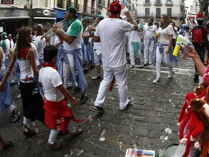 Los mozos de las peñas amenizan con música y baile por las calles de Pamplona.