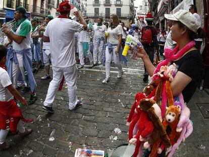 Los mozos de las peñas amenizan con música y baile por las calles de Pamplona.