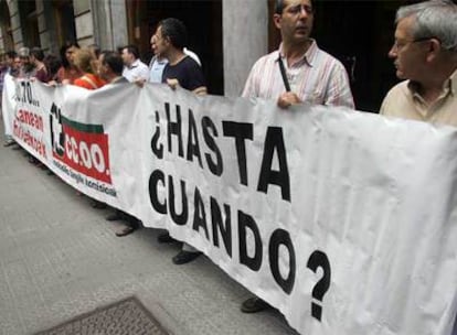 Una concentración convocada por CCOO ante la sede de la patronal Confebask en Bilbao en protesta por la siniestralidad laboral.