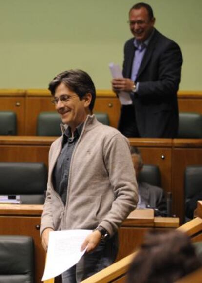 Mikel Arana, en primer plano, ayer en la Cámara vasca.