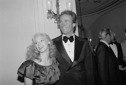 Clint Eastwood y la actriz Sondra Locke, quien fue su gran amor, en la 'premiere' de la película 'Firefox', de 1982. 