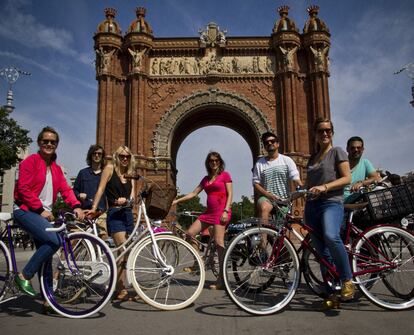 En grupo o en solitario, jóvenes y no tanto, con destino ocioso o dirigiéndose a sus trabajos... Habitantes de Barcelona posan con sus bicis delante de uno de los monumentos emblemáticos de la ciudad: el Arco del Triunfo, diseñado por Josep Vilaseca i Casanovas.