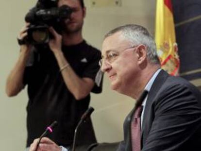 El diputado socialista Jesús Caldera durante una comparecencia hoy antes los medios en la que ha afirmado que el ministro de Agricultura, Alimentación y Medio Ambiente, Miguel Arias Cañete, "debería ser prudente" en sus declaraciones sobre el "caso Bankia".