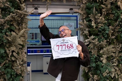 El dueño de la administración número 9 en Santa Cruz de Tenerife, Hari Satyani, posa con el número 77768, agraciado con uno de los cuartos premios.