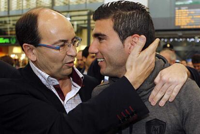 José Castro, vicepresidente del Sevilla, recibe a Reyes.