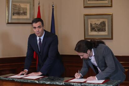 Pedro Sánchez y Pablo Iglesias firman el acuerdo de coalición el 12 de noviembre en Madrid.