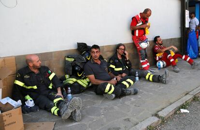 Trabajadores de los servicios de emergencia se toman un descanso.