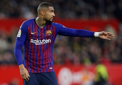 Boateng da instruciones a sus compañeros.
