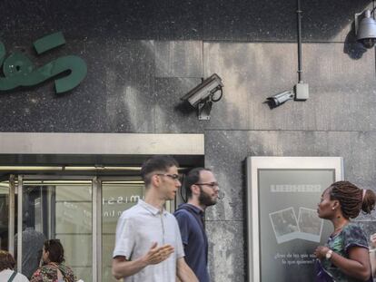 Cámaras en la puerta de una tienda de El Corte Inglés, en Madrid.