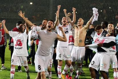 Jugadores de Carpi celebran al ganar la promoción a la Serie A italiana.