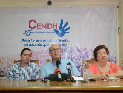 Periodistas del Confidencial en una conferencia de prensa.