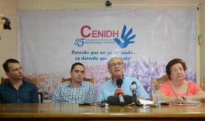 Periodistas del Confidencial en una conferencia de prensa.