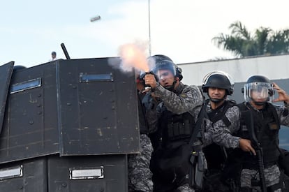 Enquanto parte dos indígenas usava arco e flecha, agentes policiais lançaram gás lacrimogêneo.