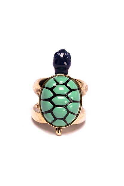 Anillo esmaltado con divertida forma de tortuga. De Bimba & Lola. Precio: 16 euros