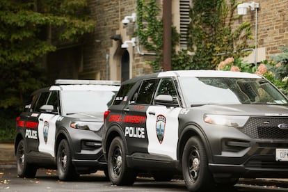 Los vehículos de la Policía de la Universidad de Cornell están estacionados en el campus de Ithaca, Nueva York