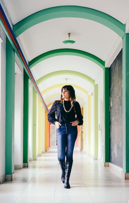 La cantante pasea por los pasillos del colegio donde se educó y en el que cantó a los 14 años su primera composición escrita por ella. 