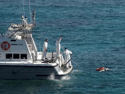 La guardia griega recupera el cuerpo de un migrante en el mar Egeo, el día 9.