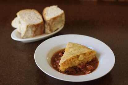 Tortilla de patatas con callos 'cap i pota' del Colmado Wilmot.