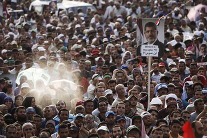 Cientos de personas se congregan en el exterior de la mezquita Rabaa al-Adweya en apoyo al expresidente egipcio Mohamed Morsi, 8 de julio de 2013. Los Hermanos Musulmanes denunciaron una masacre hoy de sus seguidores a manos del Ejército y la Policía, lo que eleva aún más la tensión en un Egipto dividido entre partidarios y detractores del golpe militar.