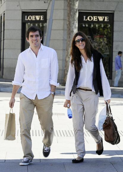 José María Aznar Botella y su novia, Mónica Abascal, de compras por el barrio de Salamanca de Madrid, el pasado mes de octubre.