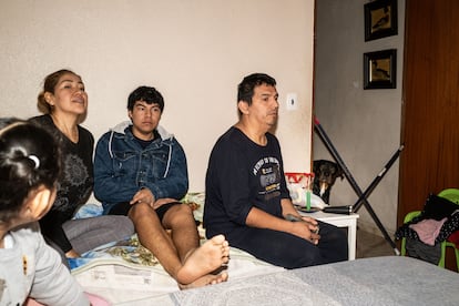 La familia Mercado observa cómo sacan de enfrente de su casa el cadáver del parking de enfrente de su casa. De izquierda a derecha, Jessica, David y Juan Pablo.