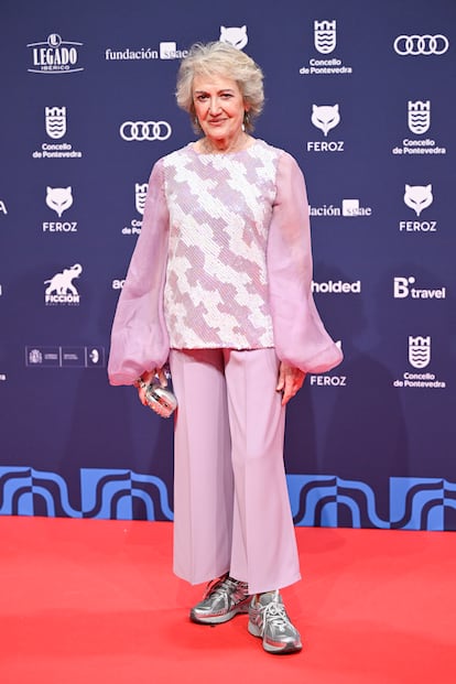 María Jesús Hoyos, nominada a mejor actriz de reparto por la serie ‘Poquita Fe’, prescindió de los zapatos de tacón y escogió unas deportivas de New Balance para pasear por la alfombra roja. Las combinó con blusa de lentejuelas con mangas abullonadas y pantalón malva.