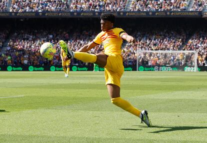  Alex Balde golpea la pelota. 