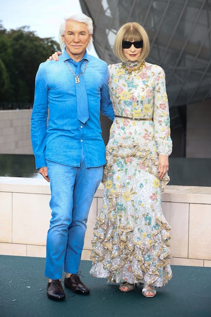 El director de cine Baz Luhrmann posa junto a su amiga Anna Wintour, la jefaza de la Vogue en su versión estadounidense.