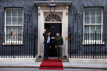 El Gobierno de Sunak ha anunciado este miércoles el envío a Kiev de más armamento y apoyo al entrenamiento militar. En la imagen, Sunak y Zelenski en el número 10 de Downing Street.