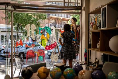 La artista Elena Sanmiguel pide posar a los vecinos del barrio de Lavapiés para su obra en la tienda Muebles Magarca.