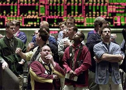 Agentes de la Bolsa de Chicago observan los paneles que reflejan la evolución de las cotizaciones.