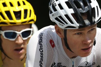 El británico Chris Froome, a la derecha, y el británico Geraint Thomas, luciendo el maillot amarillol, escalarán el Montee de Peyragudes durante la decimoséptima etapa del Tour de Francia.