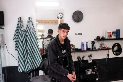 Hicham, de 18 años, en la peluquería donde trabaja ayudando con la comunicación audiovisual de forma voluntaria. 
