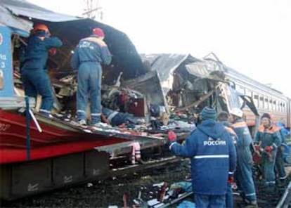 Los servicios de rescate trabajan en los restos del tren que ha sido escenario del atentado.