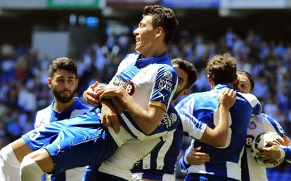 Los jugadores del Espanyol abrazan a Héctor Moreno después de un gol suyo la temporada pasada.