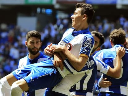 Los jugadores del Espanyol abrazan a H&eacute;ctor Moreno despu&eacute;s de un gol suyo la temporada pasada. 