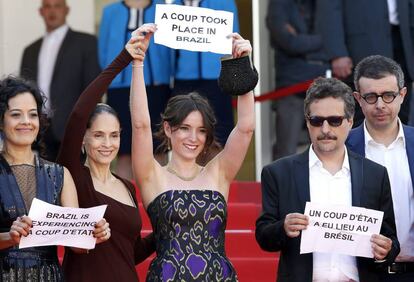 Maeve Jinkings, Sonia Braga e Emilie Lesclaux, do filme Aquarius, mostram cartazes em Cannes que dizem 'Brasil vive um golpe de Estado' na chegada à apresentação do filme "Aquarius" na 69ª edição do Festival de Cinema Internacional de Cannes.