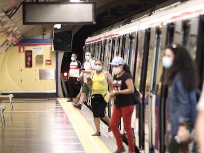 Pasajeros con mascarilla en la estación de Metro de San Bernardo, el 22 de junio.