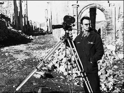 El director en una de las localizaciones del documental 'Cuenca', que rodó entre 1956 y 1957.