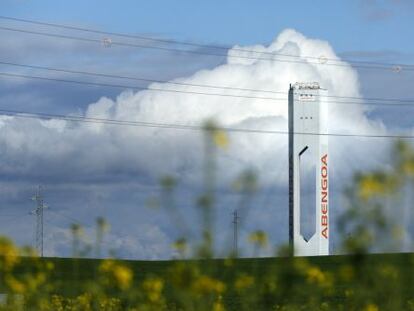 Torre de una planta solar de Abengoa. 