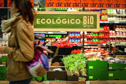 Una clienta pasa junto a los productos ecológicos de un supermercado Lidl de Madrid.