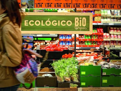 Una clienta pasa junto a los productos ecológicos de un supermercado Lidl de Madrid.