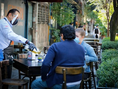 Comensales en el exterior de un restaurante en la Ciudad de México el 18 de enero.