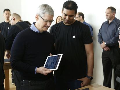 Tim Cook (izq) sostiene el nuevo iPad Pro.