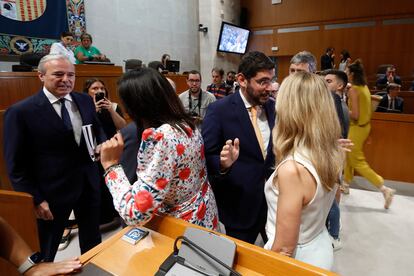 El candidato del PP a la Presidencia de Aragón, Jorge Azcón, y el líder de Vox en la Comunidad, Alejandro Nolasco, a su llegada al pleno de investidura del primero, este miércoles, en el Parlamento regional, en Zaragoza.