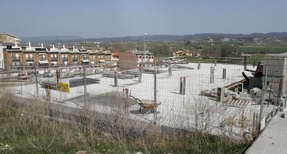 Las obras de los pisos sociales de la Serra de Sanferm llevan un a&ntilde;o detenidas.