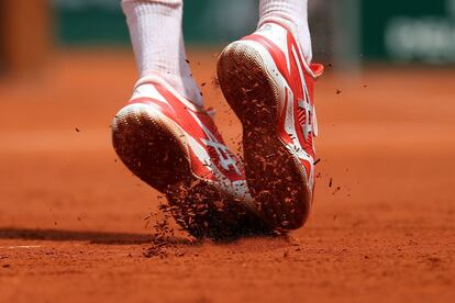 Detalle de las zapatillas del tenista serbio Novak Djokovic durante la semifinal contra Thiem.