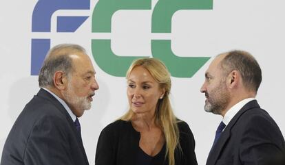 El primer accionista de FCC, Carlos Slim, junto a la presidenta de la compa&ntilde;&iacute;a, Esther Alcocer, y el CEO del grupo, Pablo Colio.  